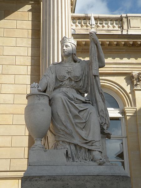 File:Cour d'honneur statue 1 Palais Bourbon.jpg