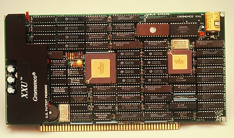 Cromemco XXU de los años 80, una tarjeta de bus S-100 con procesador Motorola 68020. Las partes axiales entre los circuitos integrados son condensadores de desacoplamiento..