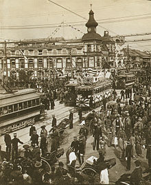 Crowded Tokyo Street 1905.jpg