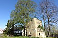 Kirchenruine mit Friedhof