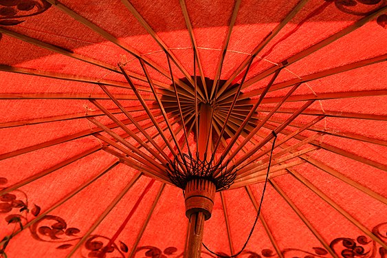 Sonnenschirm in einer Papier-Manufaktur in Myanmar