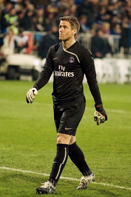 Landreau during a match between Dynamo Kiev and PSG.