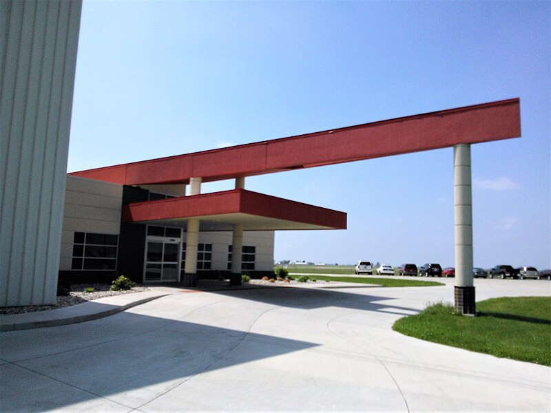 File:Davenport Airport (Iowa) Terminal 2.jpg