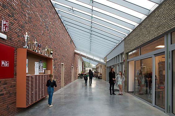 De Triangel, a Freinet Primary School in Booischot Belgium - Hall of the new building