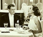 Dolores del Río a cena con Everett Marshall nel film del 1935 "I Live for Love"