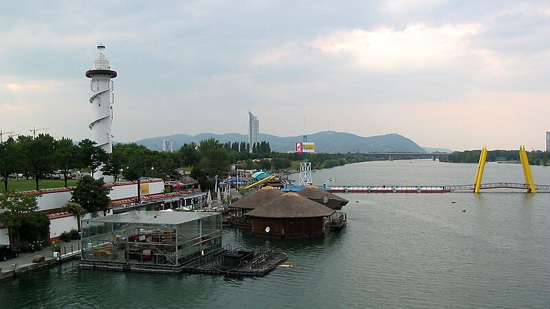 File:Donauinsel, 'Sunken City' 2007.jpg