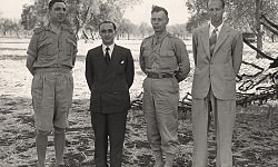 После подписания в Кассибиле, 3 сентября 1943 года Слева направо: Кеннет Стронг, Джузеппе Кастеллано, Уолтер Беделл Смит и Франко Монтанари.