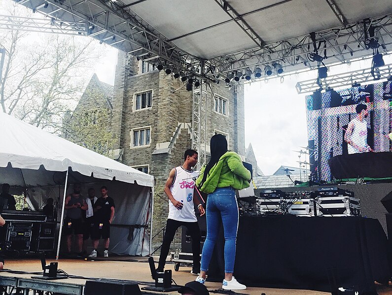 File:Dreezy performing at Slope Day.jpg