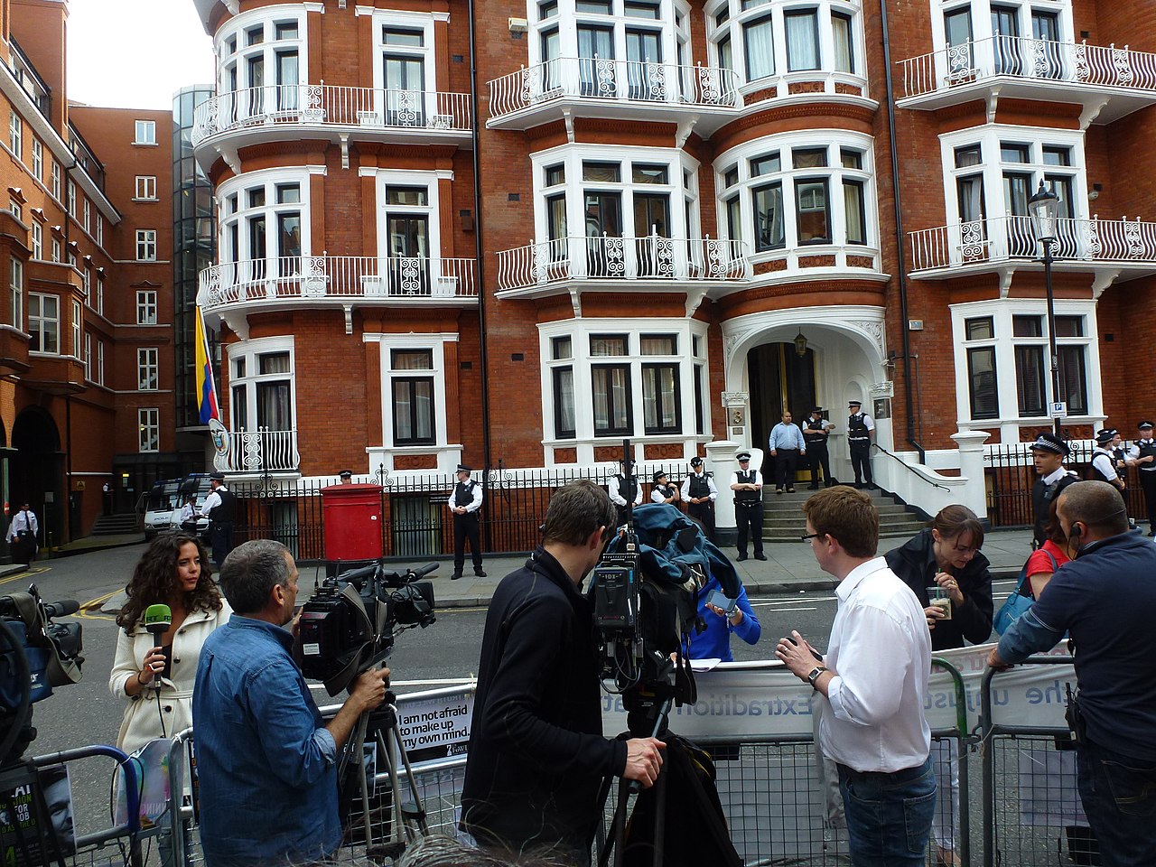 Ecuadors London embassy - August 16, 2012.jpg