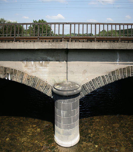 File:Eisenbahnbrücke Reuschenberg 03.jpg