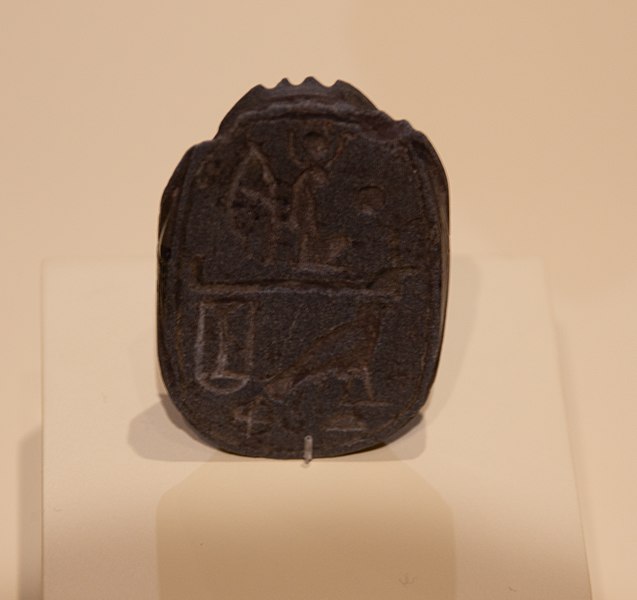 File:Escarabeo de basalto con el nombre del faraón Nectanebo II.jpg