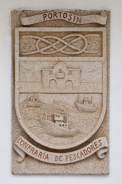 File:Escudo na confraría de pescadores de Portosín.jpg