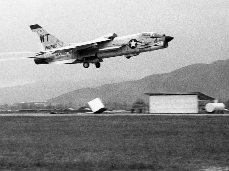 File:F-8E Crusader of VMF(AW)-232 taking off from Da Nang c1967.jpg