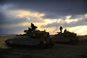 Меркавы 2 7-й бронетанковой бригады «Саар ми-Голан» на учениях 22 мая 2012 совместно с личным составом 933-й мотопехотной бригады «Нахаль».