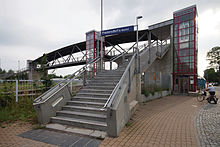 Bahnhof Fredersdorf (b Berlin) mit Fußgängerbrücke, die Fredersdorf Nord und Fredersdorf Süd verbindet