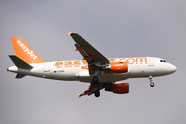 An EasyJet Airbus A319-100 wearing the former livery
