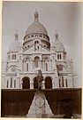 Mario Gabinio, monument au chevalier de la Barre, en arrière-plan la basilique du Sacré-Cœur en voie d'achèvement, 1900 env.