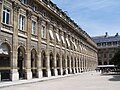 Vista em perspectiva das galerias do jardim do Palais-Royal