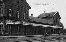 La estación y su edificio de pasajeros alrededor de 1900.