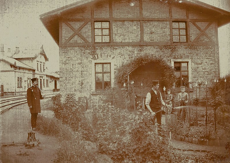 File:Garten des Bahnhofsvorstehers Wilsdruff.jpg