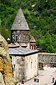 English: South façade of the gavit, with Surp Astvatsatsin in the background. Français : Façade méridionale du gavit, avec Surp Astvatsatsin en arrière-plan.