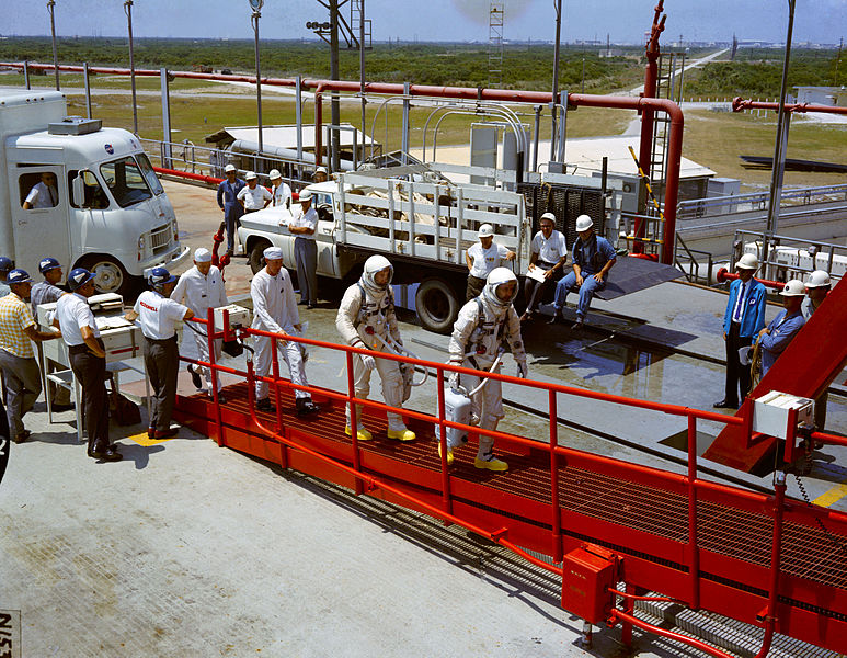 File:Gemini 4 training ramp walk.jpg