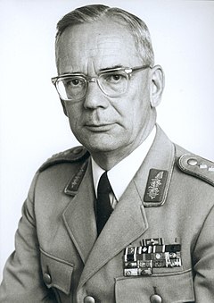 Ulrich de Mezieres w mundurze generała wkrótce po nominacji na generalnego inspektora Bundeswehry, wrzesień 1966