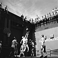 Der spätere Präsi­dent der Vereinigten Staaten, Gerald Ford, spielt Basketball auf der USS Monterey, Juni 1944