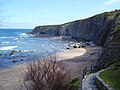 A costa cantábrica peninsular destaca-se pelas suas falésias.  Praia de Peñarrubia, Gijón (Astúrias).