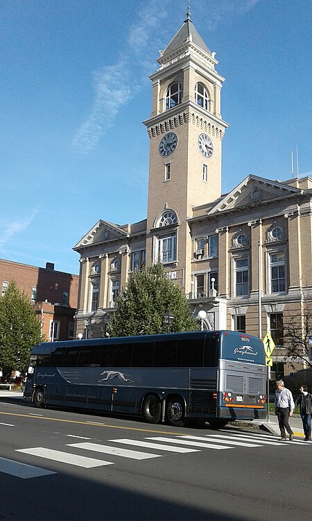 Fail:Greyhound Bus at City Hall Stop Montpelier VT October 2017.jpg