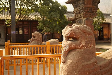 Una coppia di leoni guardiani di Gaoyi Que, 209 d.C. Dinastia Han.