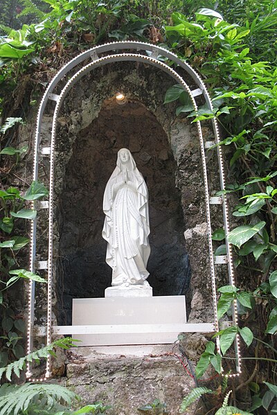 File:HK TKW To Kwa Wan 鄧鏡波學校 Tang King Po School Virgin Mary white figure Jan-2018 IX1 01.jpg