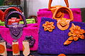メキシコシティで売られている、ざっくりとした素材の、カラフルなバッグ