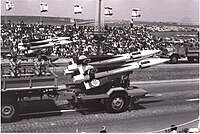 טילי MIM-23 הוק מוצגים לראווה במצעד צה"ל בתל אביב, יום העצמאות 1965. טווח של בין 25 עד 40 ק"מ.