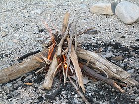 Lagerfeuer in einem trockenen Flussbett