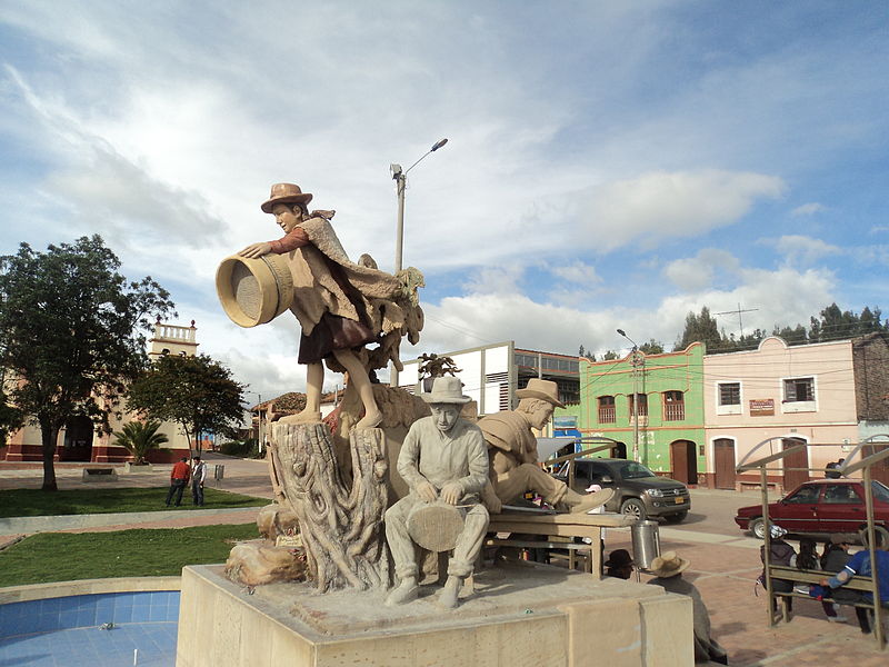 File:Homenaje a las hilanderas y tejedoras en Tota.JPG