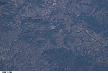 Die Gegend mit dem Fluss Arno, Landschaft von oben, ISS-Foto, river Arno and Tuscany landscape.
