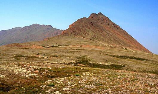 Myslím, že toto je zadní část McHugh Peak z Rabbit Lake (3850621009) .jpg