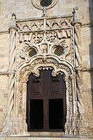 Portada manuelina de la iglesia de Golega. El retorcimiento de las columnas imita el de las gruesas maromas de los barcos, en una nación marinera volcada en la Era de los descubrimientos.