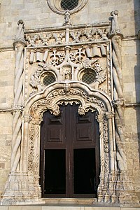 Portale manuelino della chiesa di Golega.  La torsione delle colonne imita quella delle spesse funi delle navi, in una nazione marinara immersa nell'Era della Scoperta.