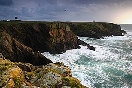 Le phare de Pen-Men vu de la pointe de Pen-Men.