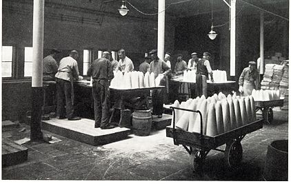 Inslagning av sockertoppar. Carnegieska sockerbruket, Göteborg, omkring 1900.