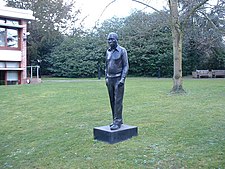 statua Freda Hoylea na Cambridgeu
