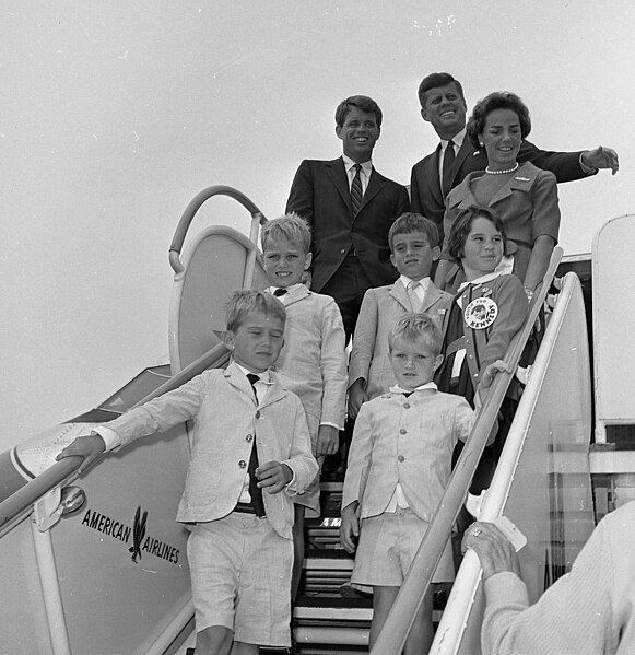 File:JFK, RFK, Eunice Shriver, and various Kennedy children, 1960.jpg