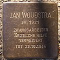 Deutsch: Stolperstein für Jan Woudstra vor dem Gebäude Wilhelm-Raabe-Weg 23 in Hamburg-Fuhlsbüttel.