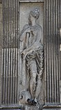 Jean Goujon, Nymphe, vue de face, tête tournée vers la gauche, qui tient une rame.  1549. Pierre.  Pariisi, Fontaine des Innocents.  Kuva, Jamie Mulherron.jpg