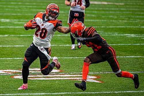 Mixon playing against the Cleveland Browns in 2019
