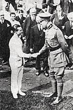 Joseph Guillemot, champion olympique du 5000 mètres, félicité par le roi des Belges Albert 1er, en août 1920
