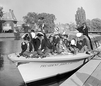 Josephine Baker i deu dels seus dotze fills adoptats en un vaixell turístic a Amsterdam (Països Baixos), 4 d'octubre de 1964