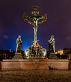 Kalvárie na Karlově mostě: sochy Panny Marie a sv. Jana Evangelisty po stranách Ukřižovaného